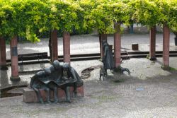 Brunnen "Vergangenheit, Gegenwart, Zukunft" auf dem Marktplatz mit bewachsener Pergola