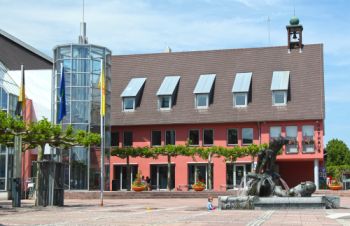 Rathaus mit Brunnen auf dem Rathausplatz